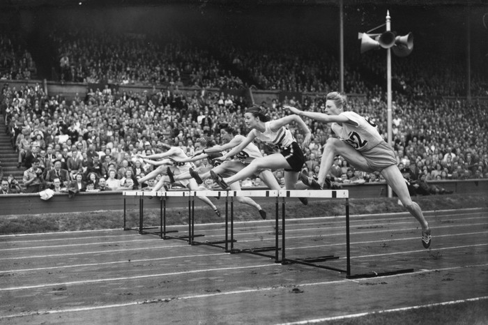 Nữ VĐV điền kinh tranh tài ở nội dung 110m vượt rào ở Olympic London 1948.